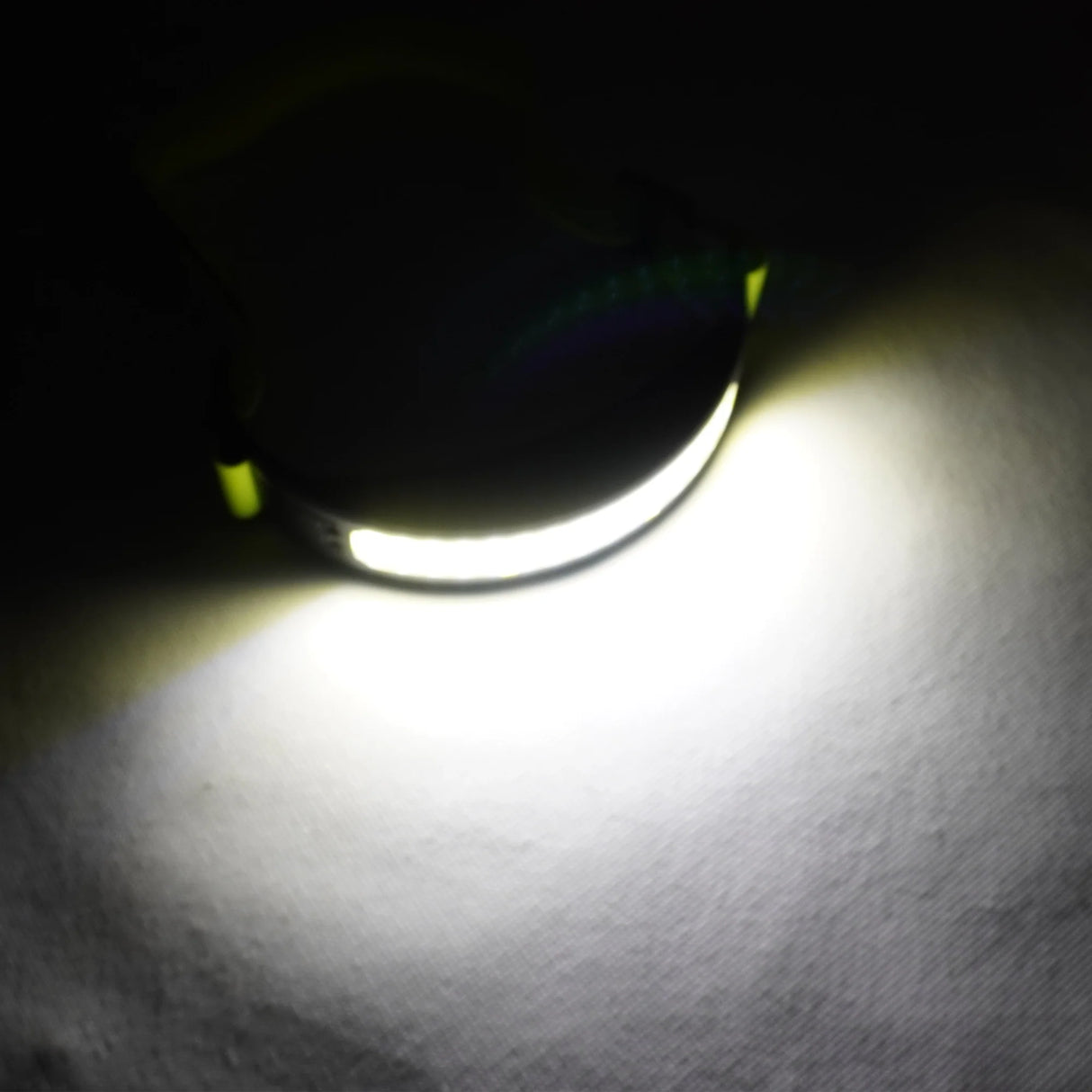 Gebogene LED-Stirnlampe mit Gestensteuerung