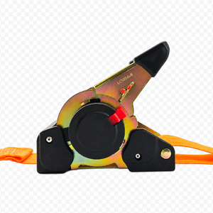 Automatický račňový upínací pás so samonavíjacím mechanizmom a hákmi